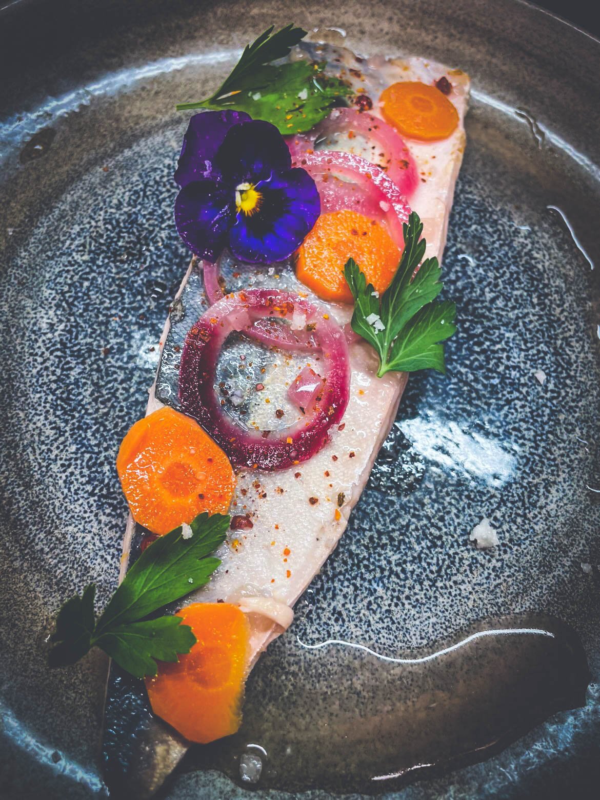 Entrée créative et fraîche servie au restaurant bistronomique Sous les Tilleuls à Périgueux