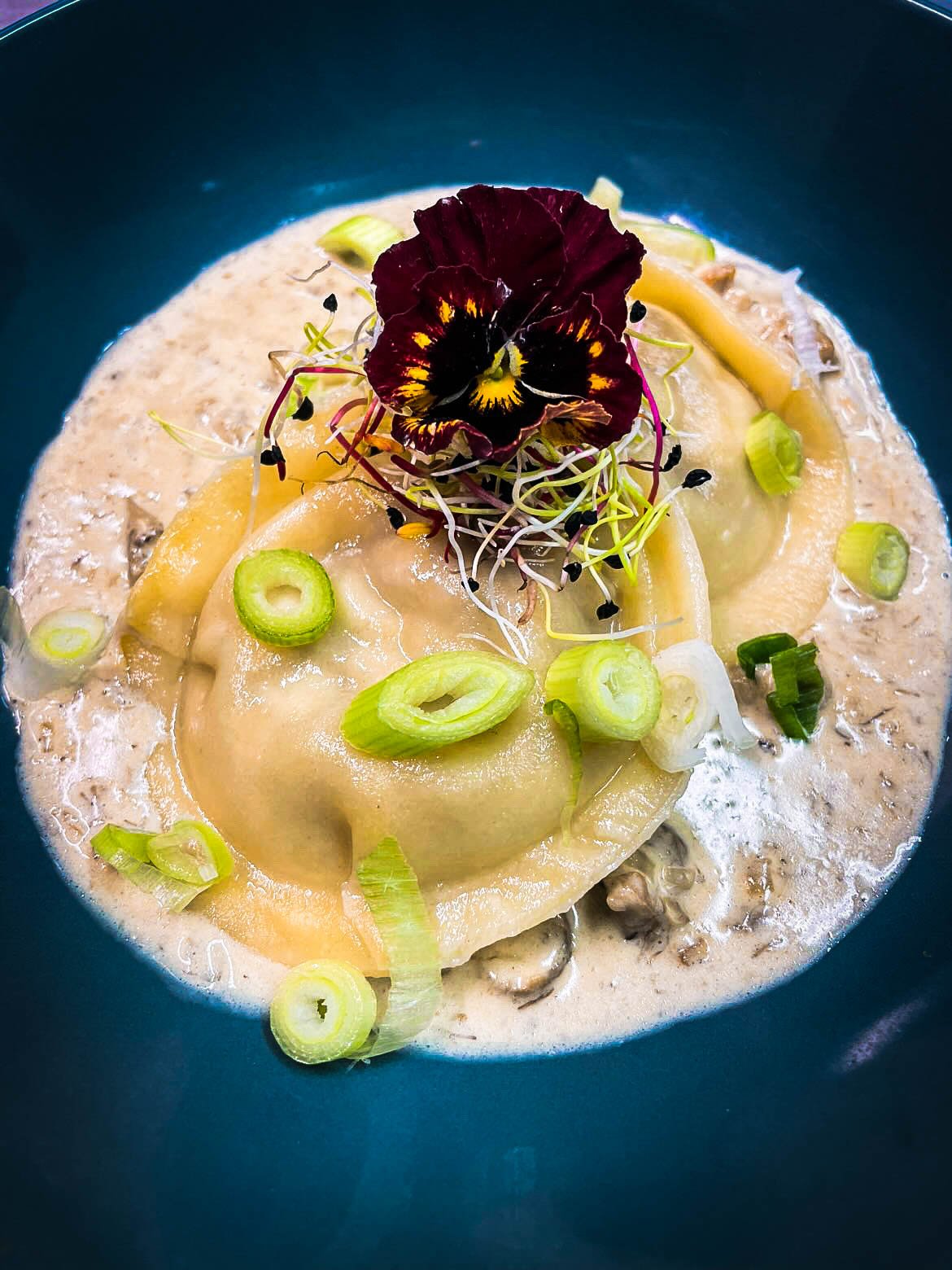 Entrée créative et fraîche servie au restaurant bistronomique Sous les Tilleuls à Périgueux