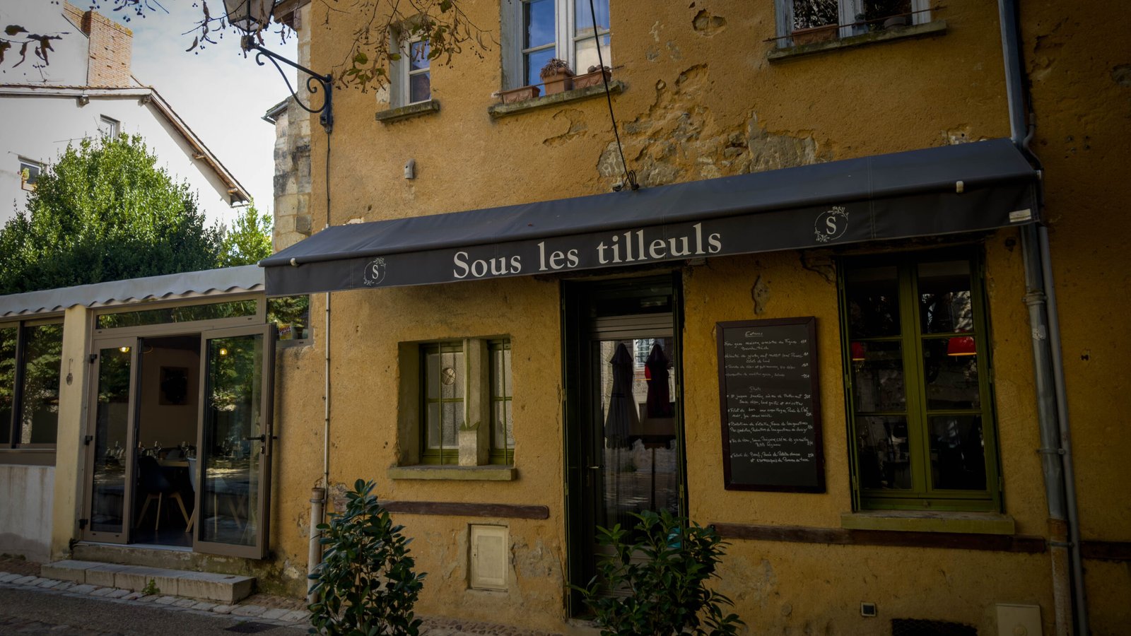 Terrasse du restaurant bistronomique Sous les Tilleuls à Périgueux centre-ville