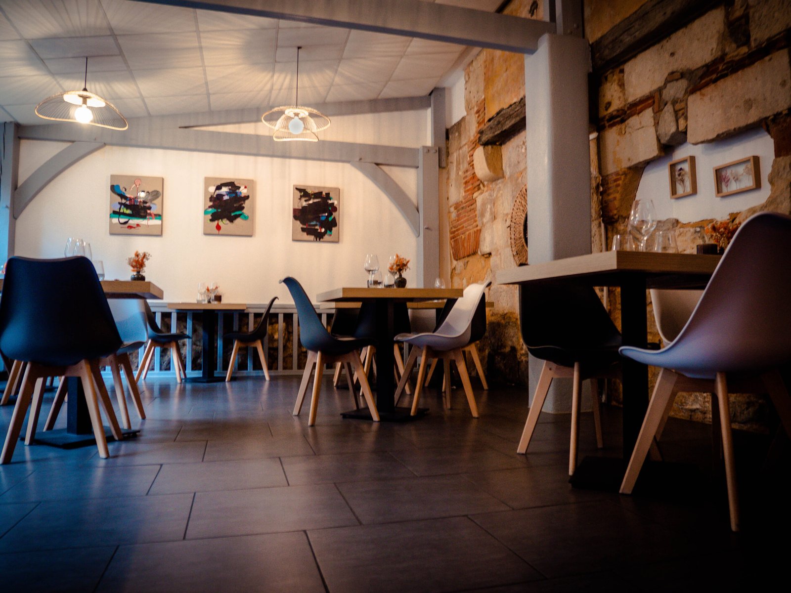 Salle chaleureuse du restaurant bistronomique Sous les Tilleuls à Périgueux