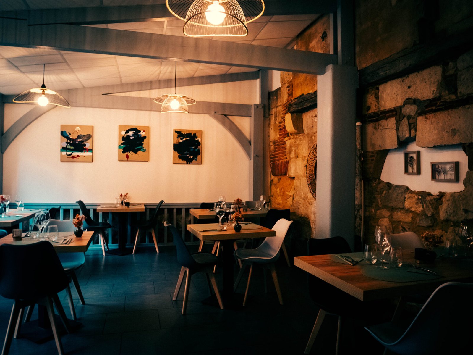 Salle chaleureuse du restaurant Sous les Tilleuls, prête à accueillir les convives.