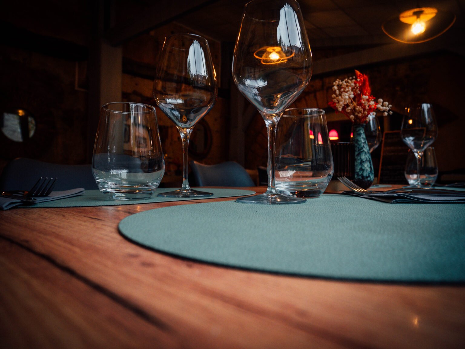 Table dressée dans l’atmosphère chaleureuse du restaurant.