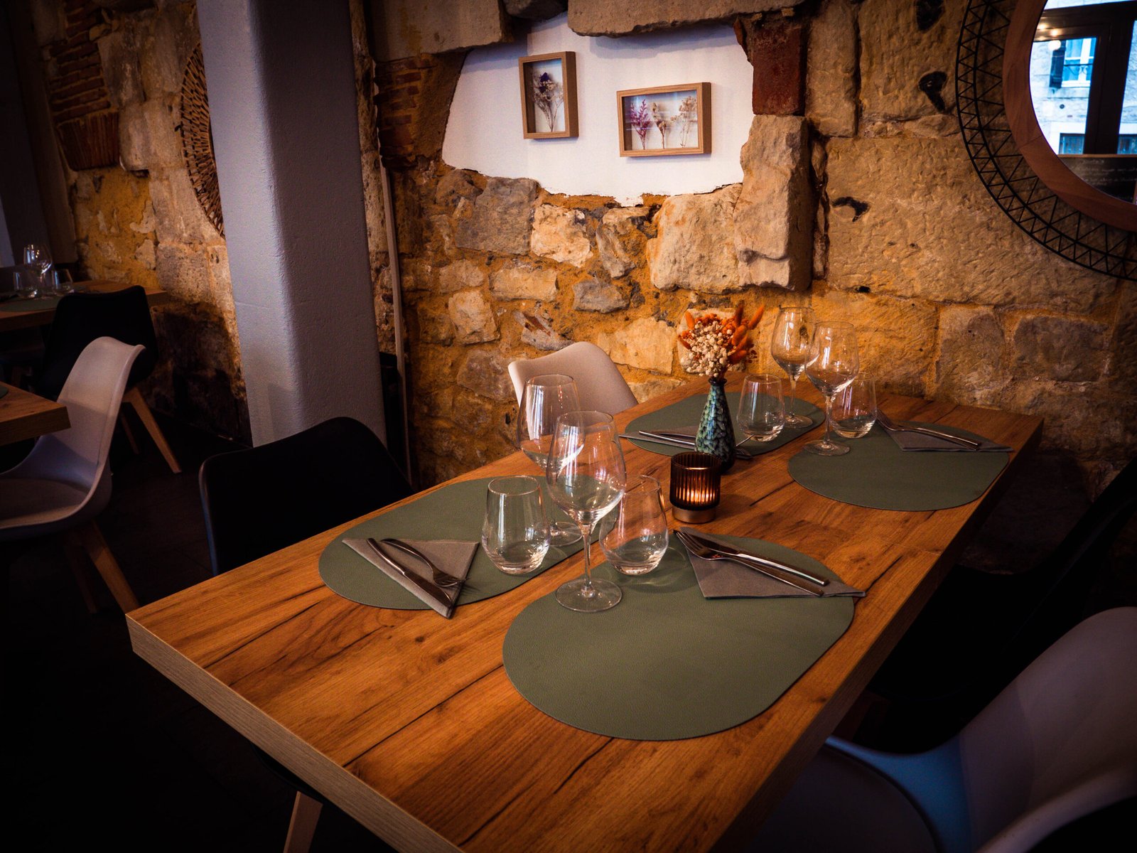 Salle chaleureuse avec tables du restaurant bistronomique Sous les Tilleuls à Périgueux
