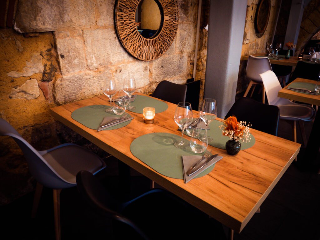 Salle chaleureuse avec tables du restaurant bistronomique Sous les Tilleuls à Périgueux