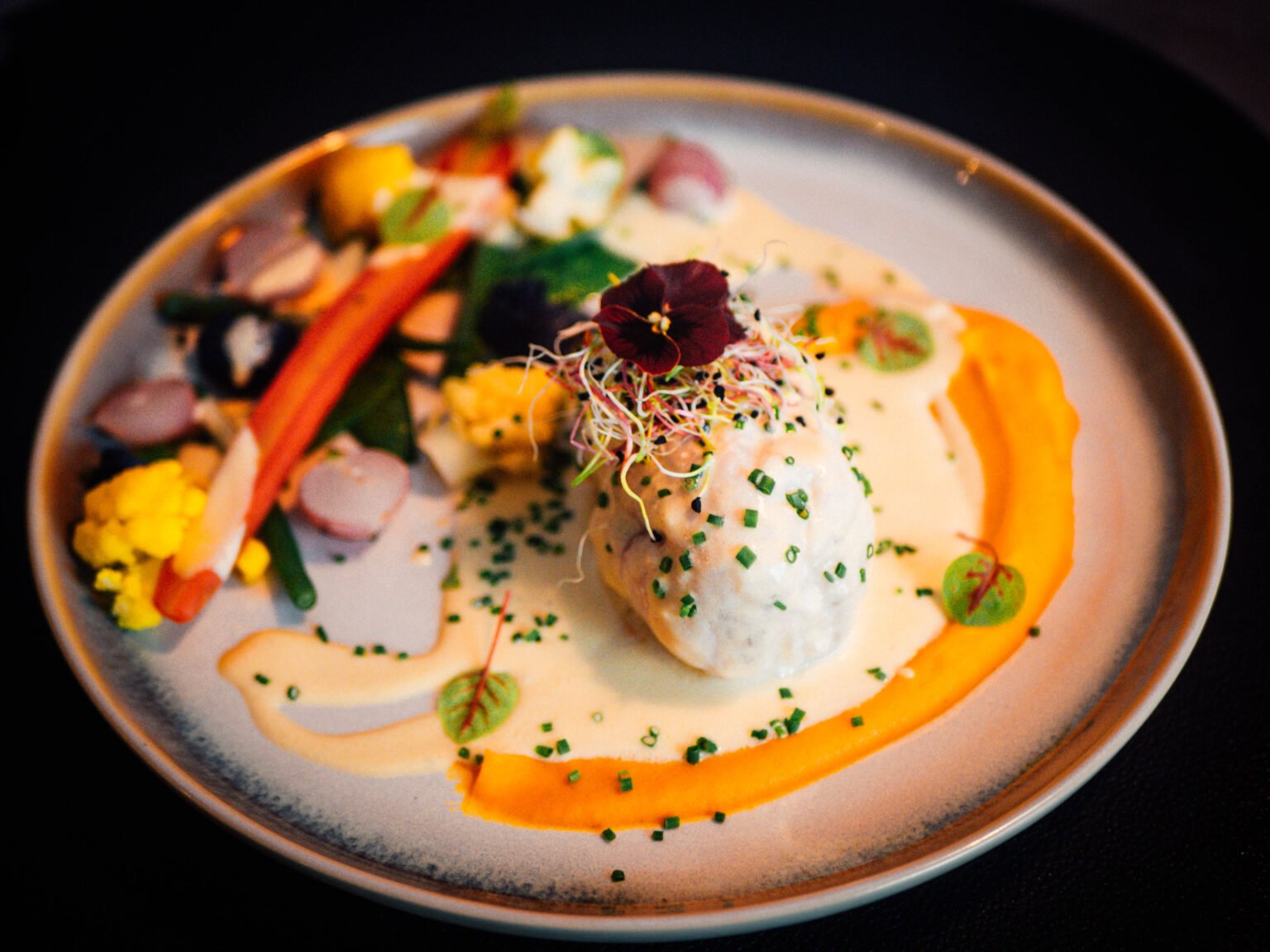 Assiette bistronomique aux couleurs chaleureuses.
